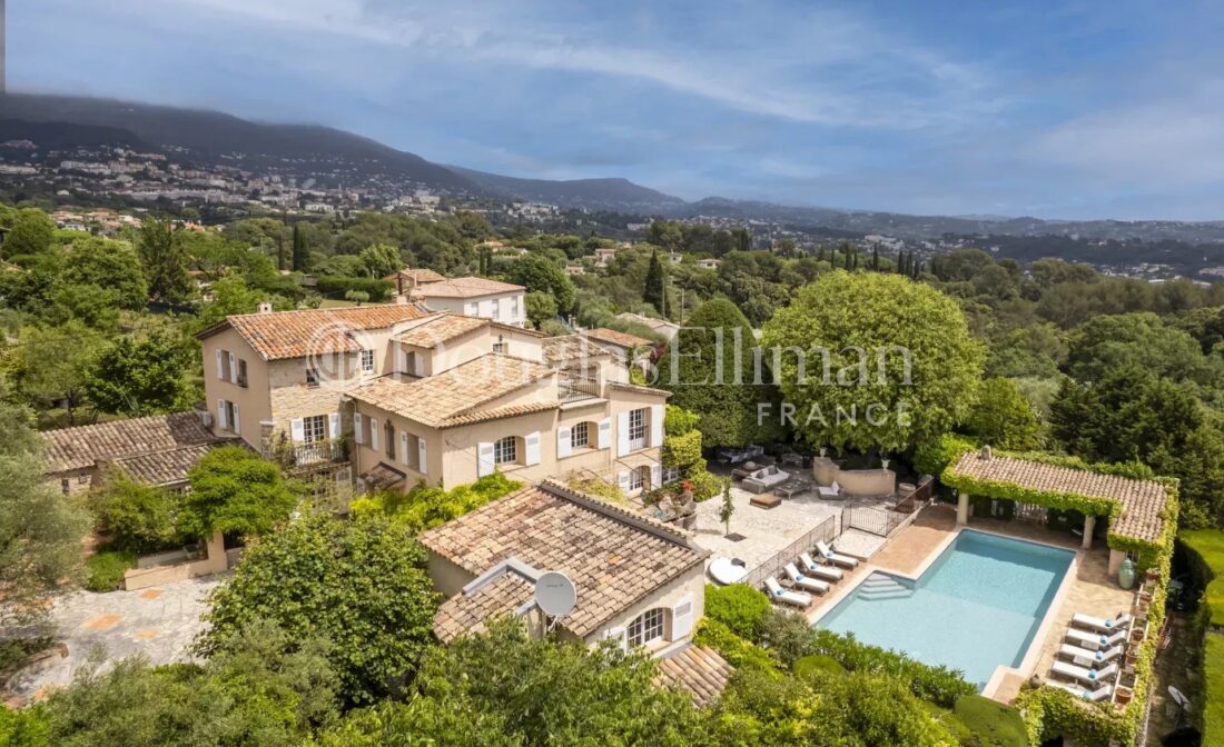 GRASSE – Великолепная недвижимость с обширным участком, домами для гостей и исключительной уединенностью
