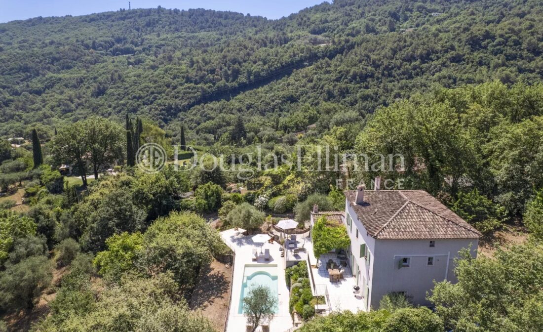 BAR SUR LOUP – A charming and newly renovated Villa with a pool and wonderful views