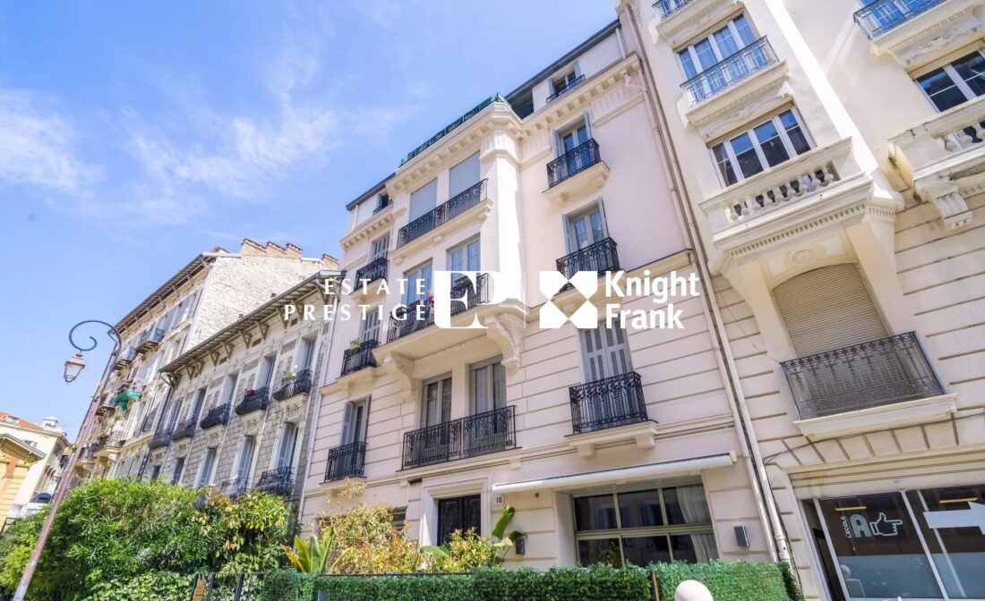 NICE – Exceptional villa-apartment with terrace and parking