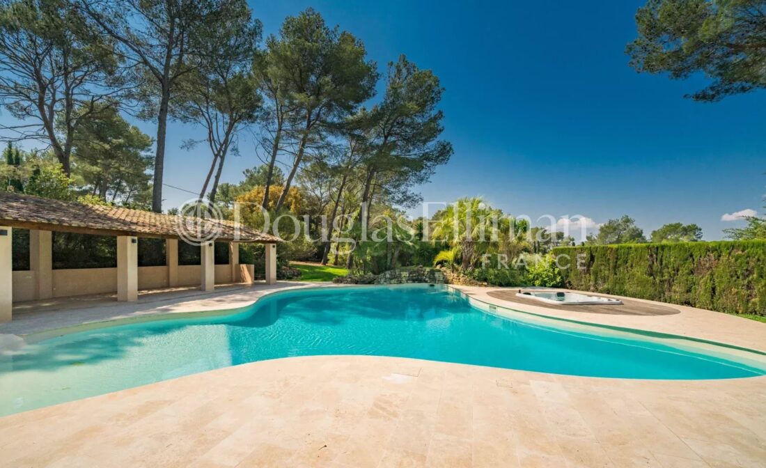 MOUGINS : Villa avec vue imprenable sur le chateau de Castellaras