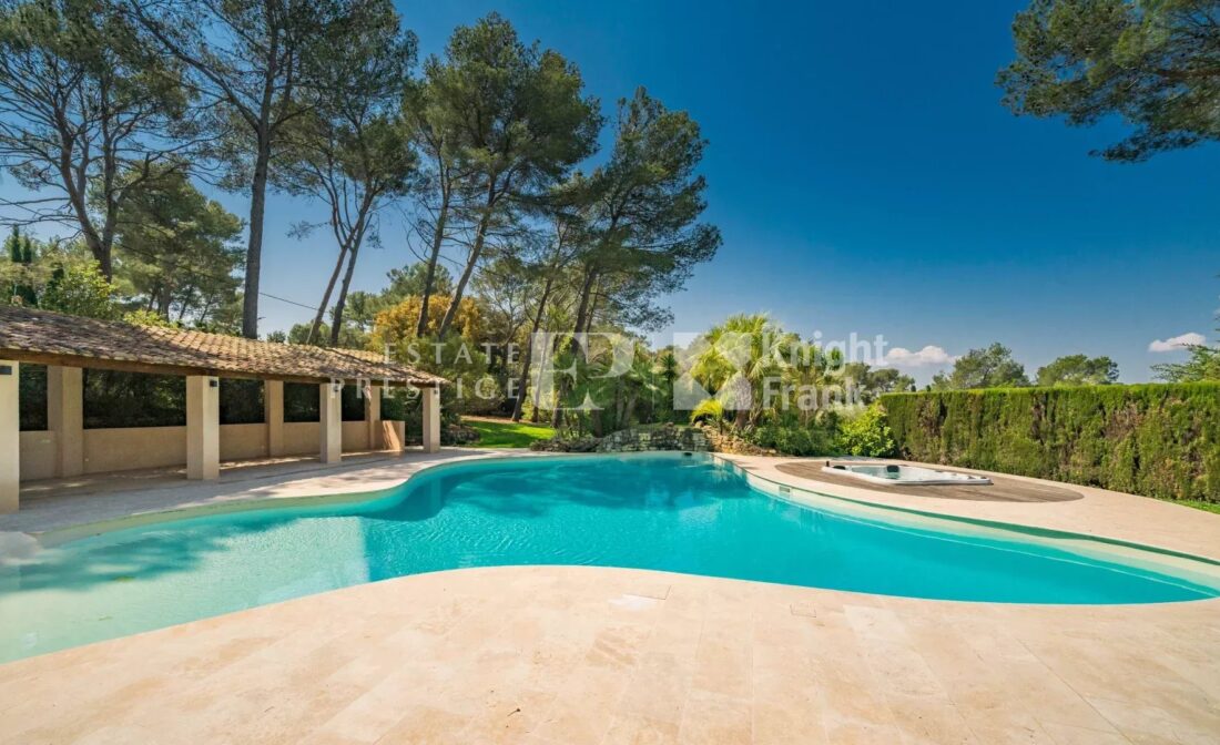 MOUGINS : Unique Villa with breath-taking views of Château de Castellaras
