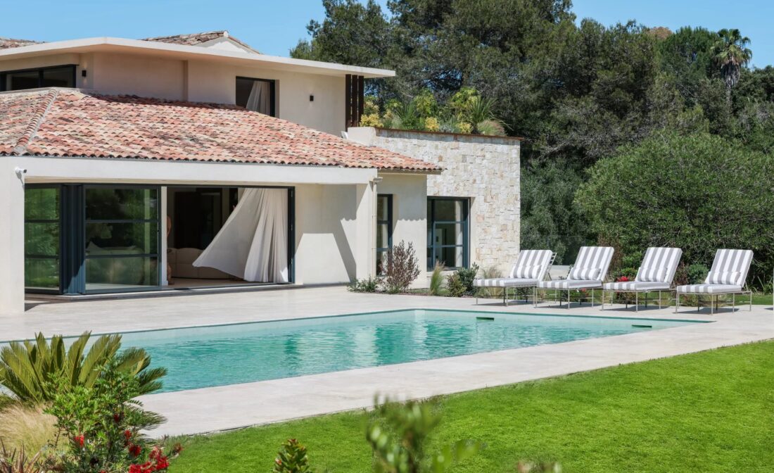 MOUGINS – Villa d’architecte dans un cadre privé