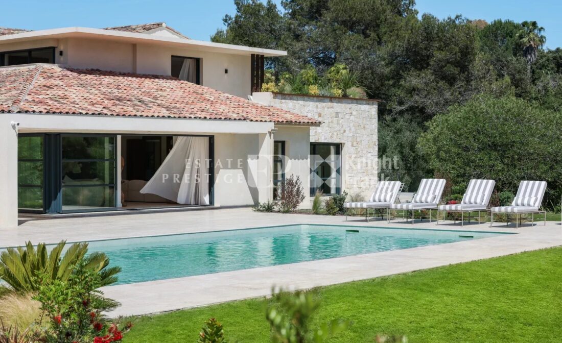 MOUGINS  – Architect-designed villa in a private setting