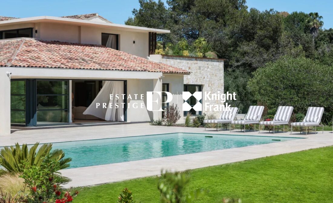 MOUGINS  – Architect-designed villa in a private setting