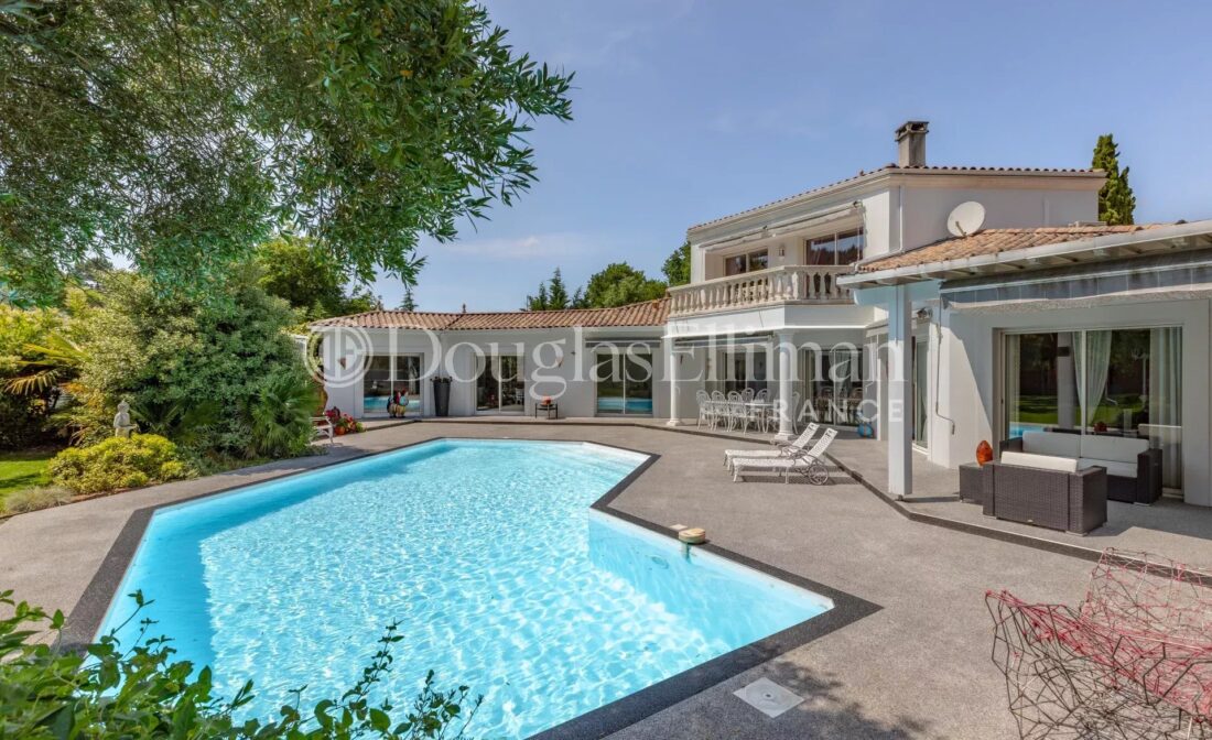 СЕНТ-ОБЕН-ДЕ-МЕДОК – Семейная вилла с видом на лес