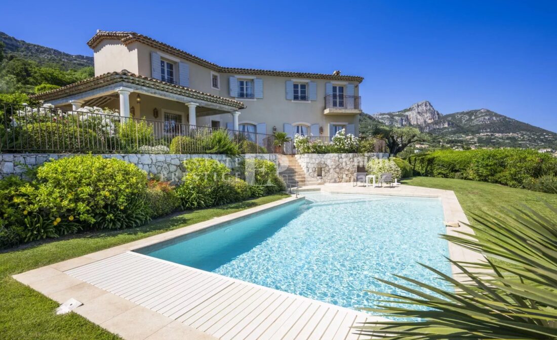 VENCE – Villa with sea view, in a private estate
