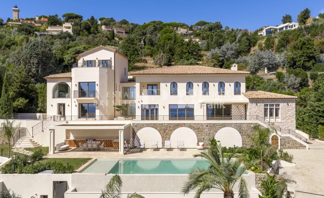 VALLAURIS – GOLFE JUAN – Villa entièrement rénovée avec vue mer & piscine à débordement