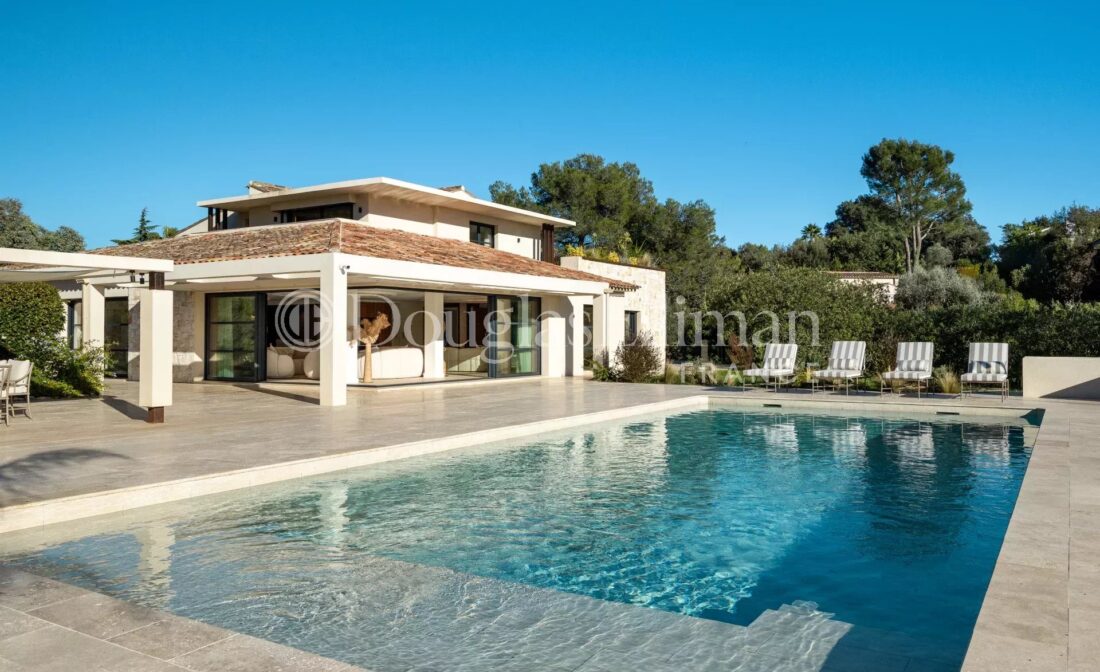 MOUGINS – Villa d’architecte dans un cadre privé
