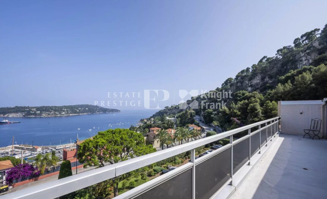 VILLEFRANCHE-SUR-MER – Appartement en dernier étage avec vue mer panoramique