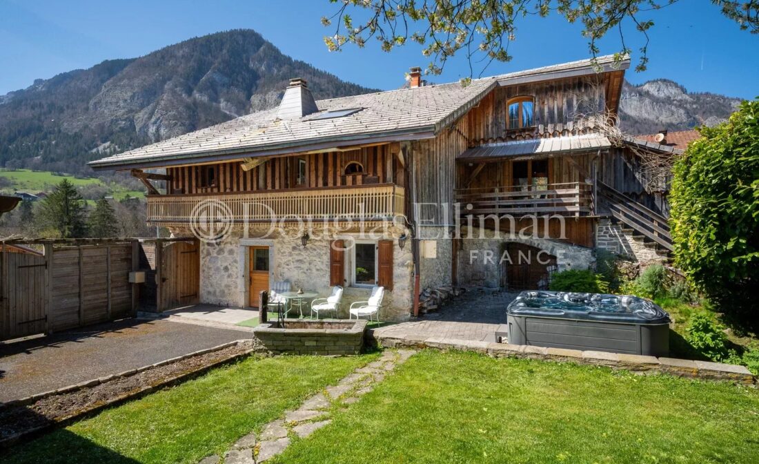 LE BIOT – Ferme rénovée de 6 chambres avec appartement indépendant et jardin