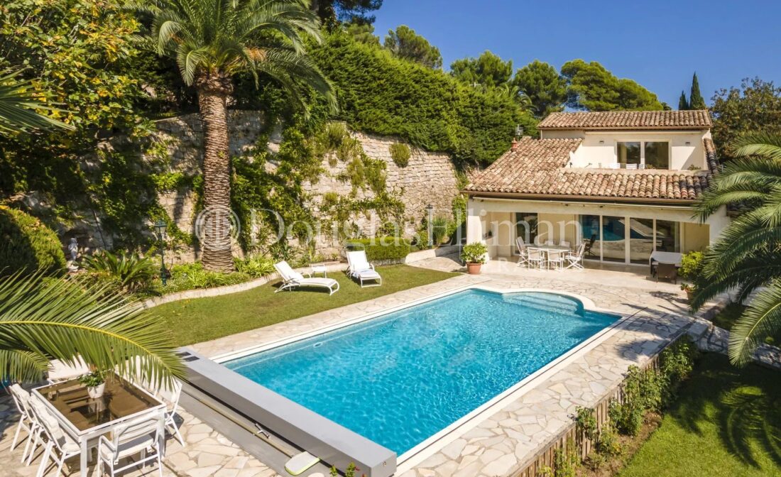 CANNES CALIFORNIE – Elegant Provencal villa with sea view