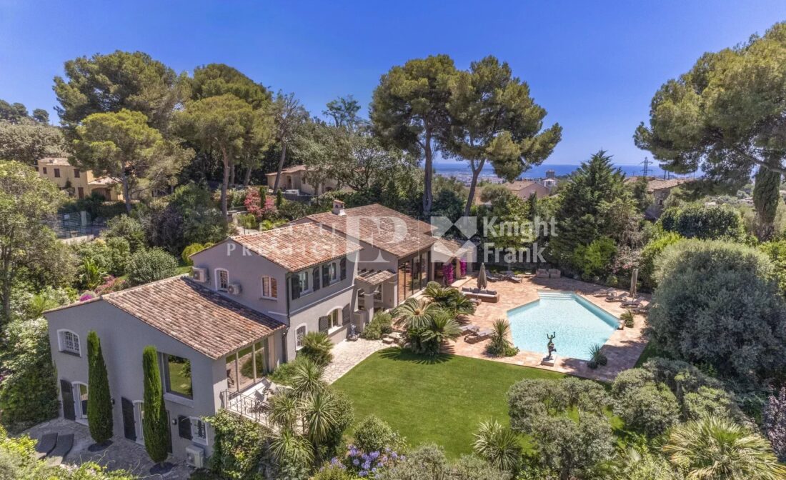 MOUGINS – Superbe propriété entièrement rénovée dans quartier calme et recherché