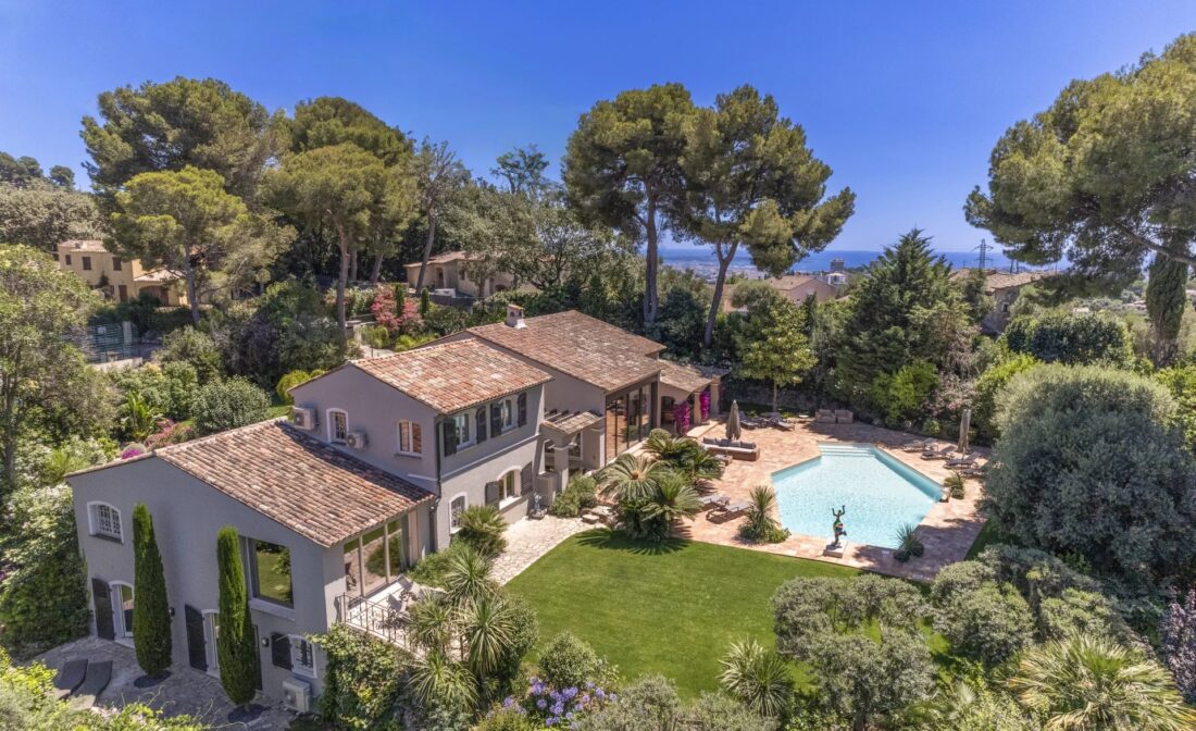 MOUGINS – Superbe propriété entièrement rénovée dans quartier calme et recherché