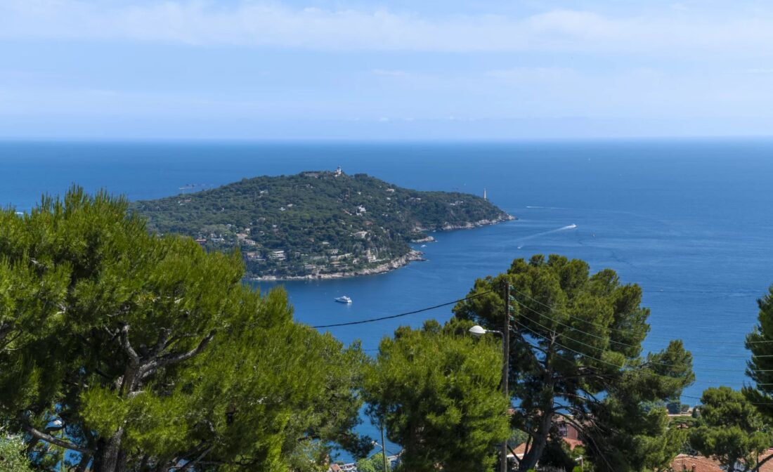 VILLEFRANCHE-SUR-MER –  Proche Monaco, appartement en Duplex avec vue sur la baie