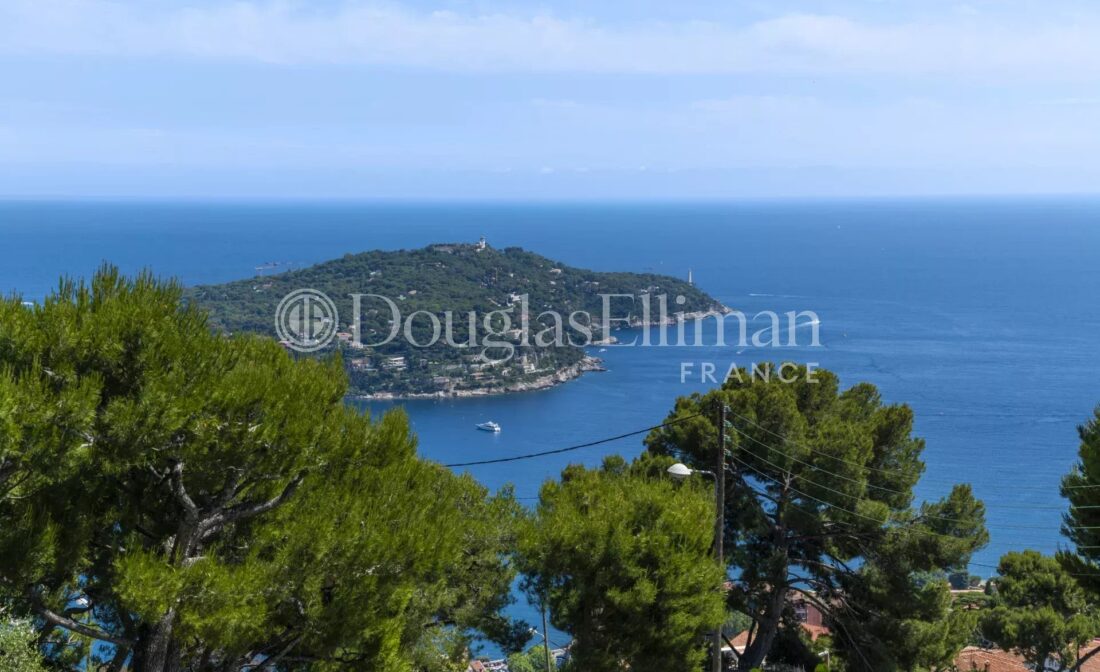 VILLEFRANCHE-SUR-MER – Near Monaco, duplex apartment overlooking the bay