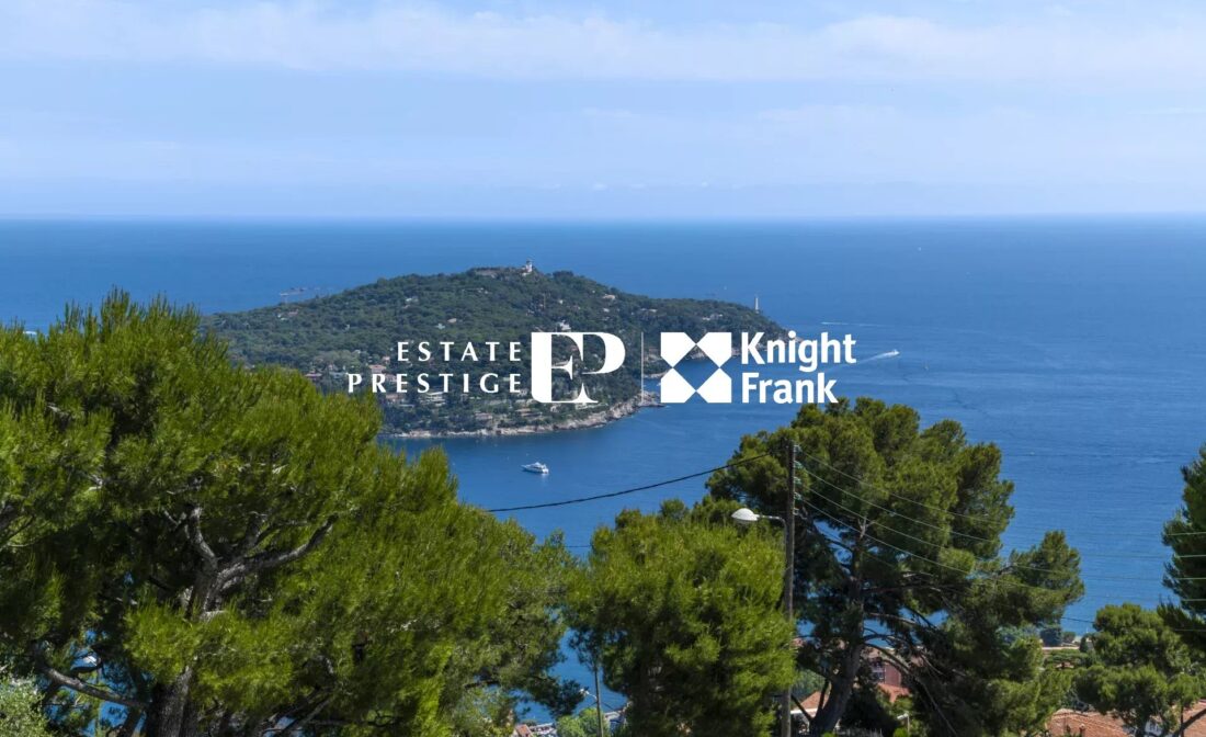 VILLEFRANCHE-SUR-MER – Near Monaco, duplex apartment overlooking the bay