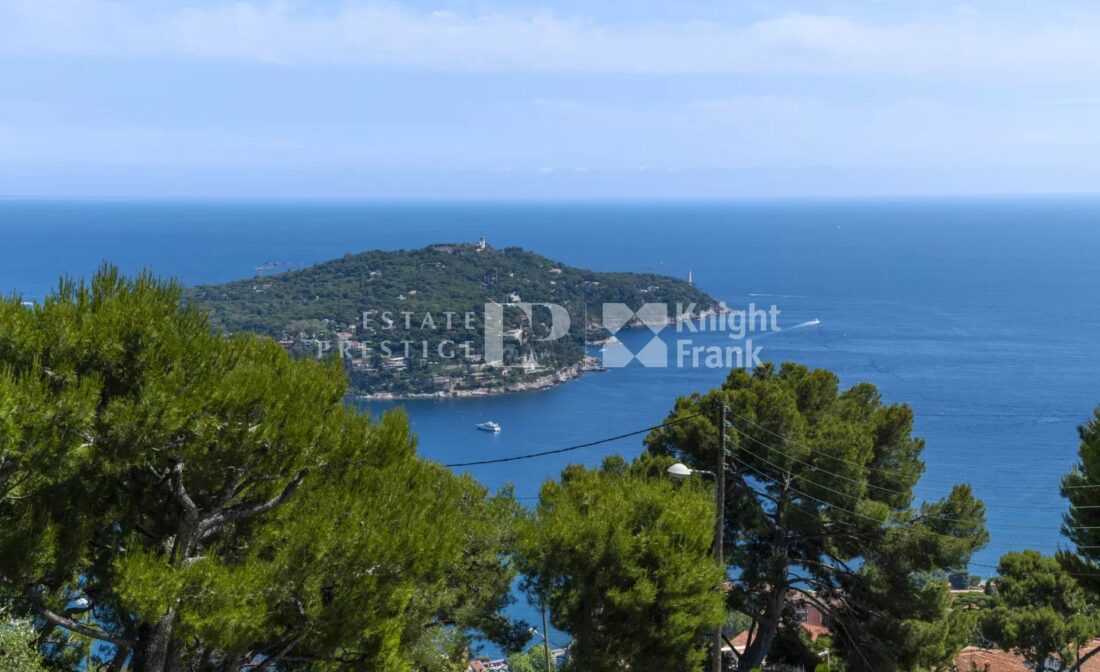VILLEFRANCHE-SUR-MER –  Proche Monaco, appartement en Duplex avec vue sur la baie