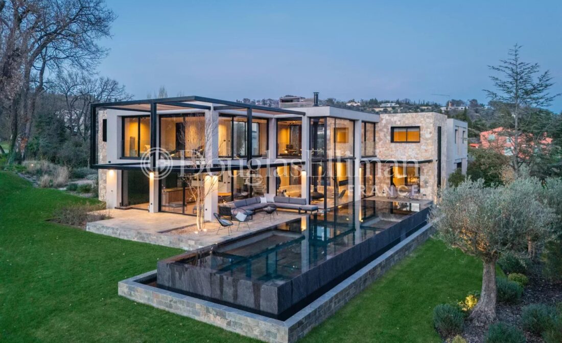 PRÈS DE VALBONNE – RARE Villa Contemporaine Neuve avec Vue sur le GOLF