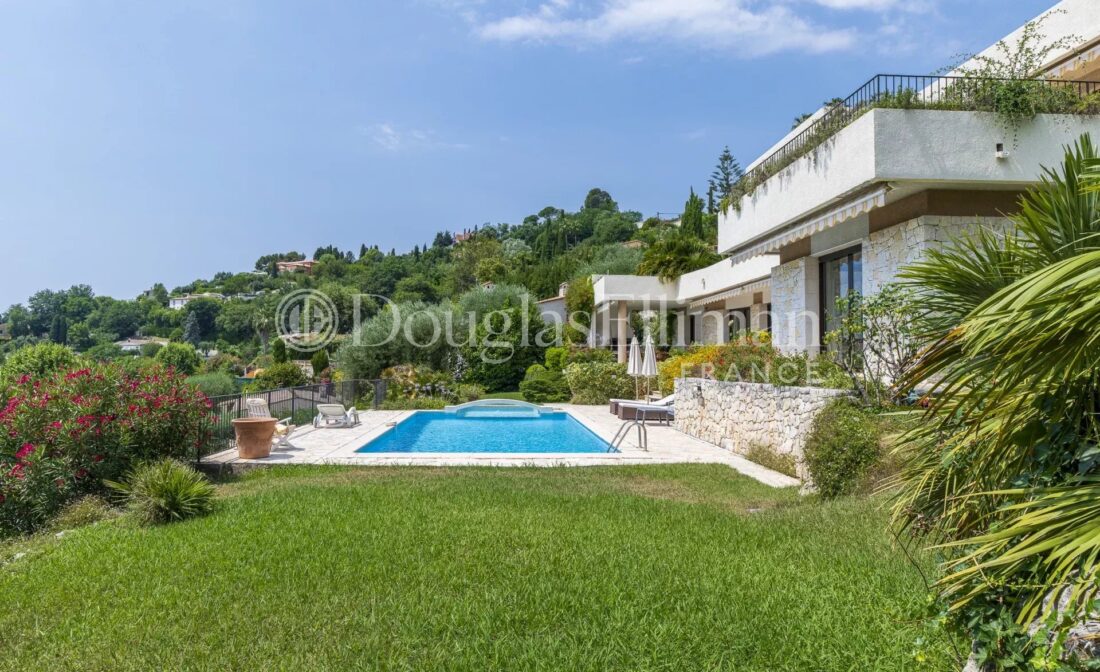 VENCE :  A Beautiful Contemporary Villa with panoramic sea views