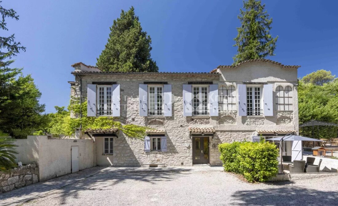LA COLLE-SUR-LOUP – A superb 18th-century historic farmhouse at the gateway to a nature park