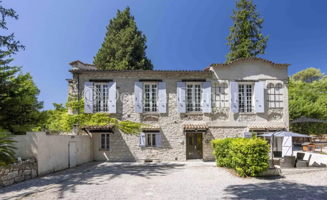 LA COLLE-SUR-LOUP – Un superbe Mas historique du 18éme siècle aux portes d’un parc naturel