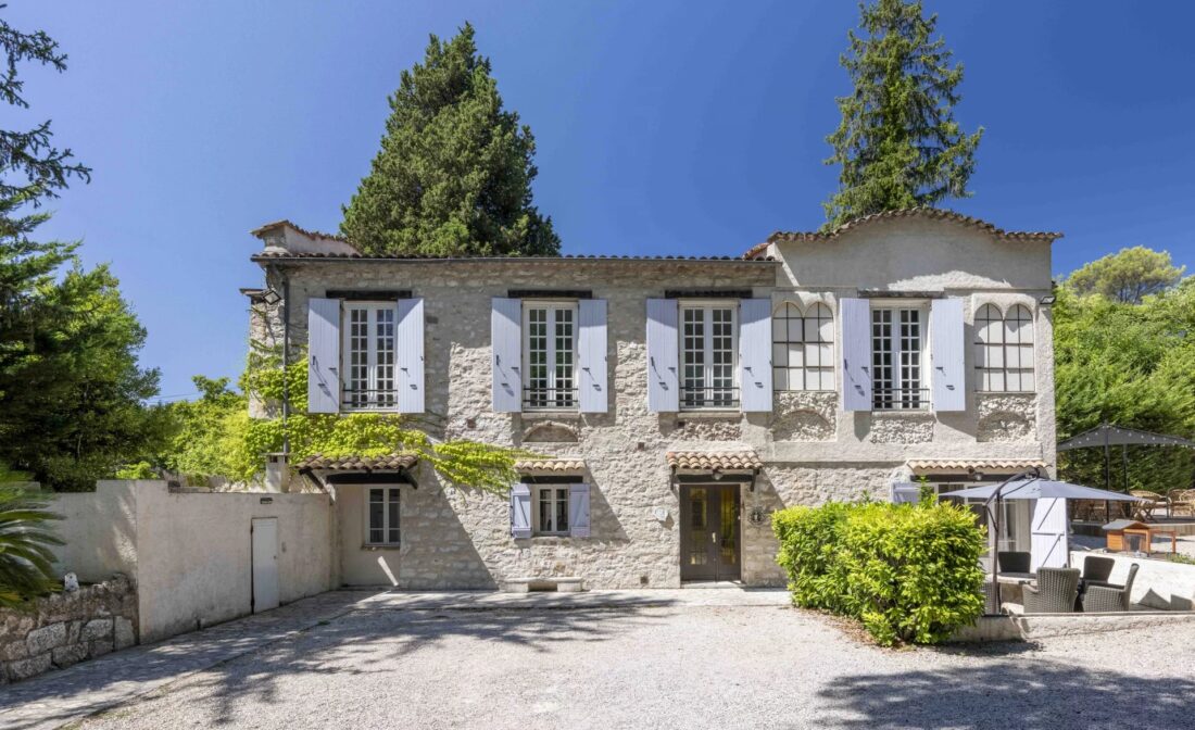 LA COLLE-SUR-LOUP – Un superbe Mas historique du 18éme siècle aux portes d’un parc naturel