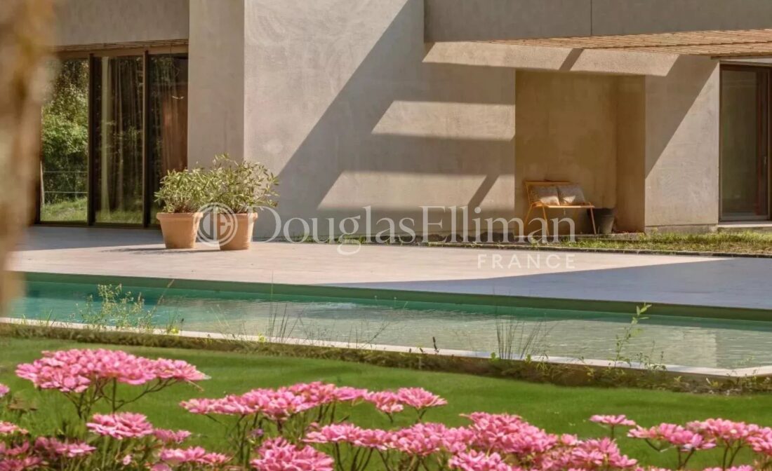 BORDEAUX – Contemporary villa 30 minutes from the center