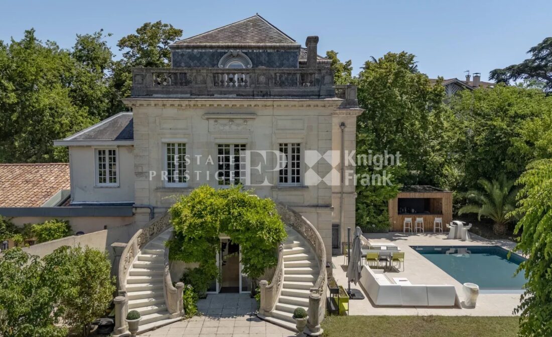 MÉRIGNAC – Maison de charme en pierre avec piscine, jardin et dépendances