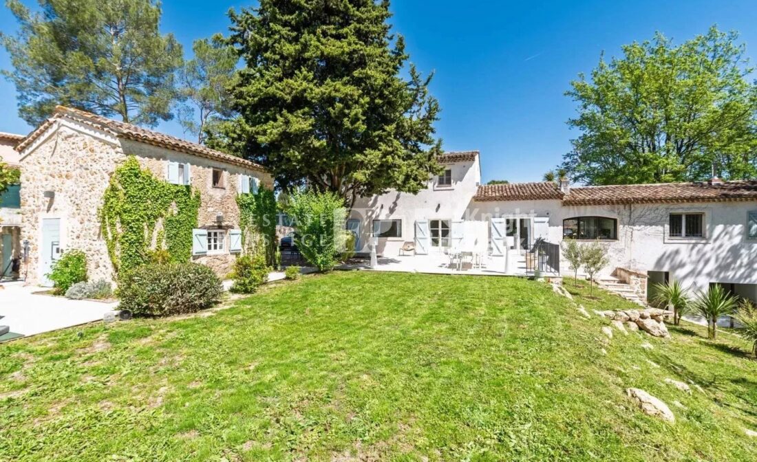 VALBONNE – Walking distance from village – Renovated family property with guest house – Separate apartment and Mazet