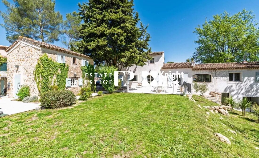 VALBONNE – À pied du village – Propriété familiale rénovée avec maison d’amis, appartement indépendant et Mazet