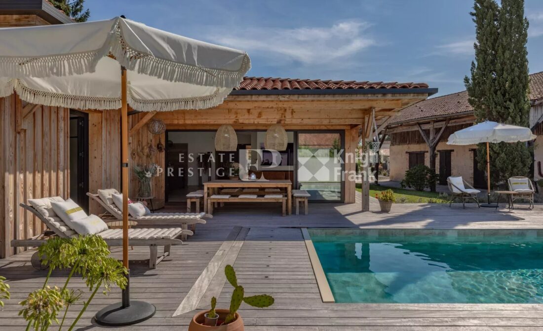MIOS – Single-storey wooden villa with swimming pool and barn for conversion