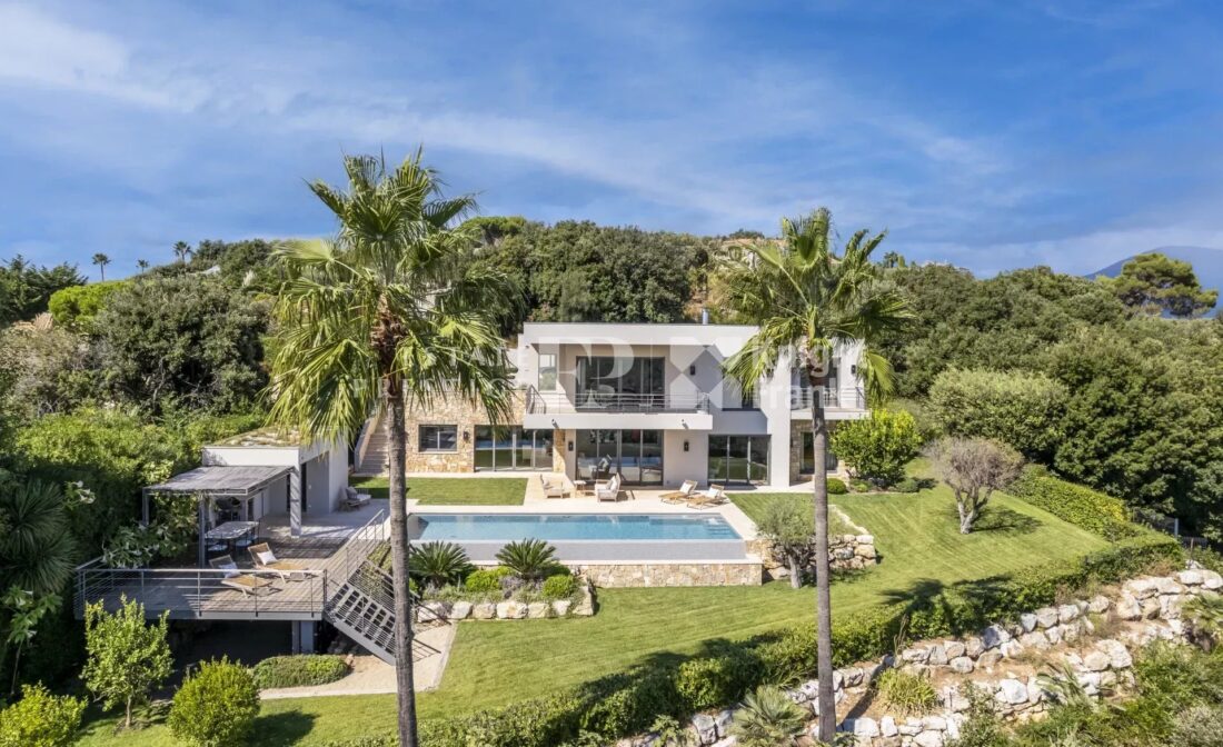 NEAR VALBONNE – Luxury property with panoramic sea view