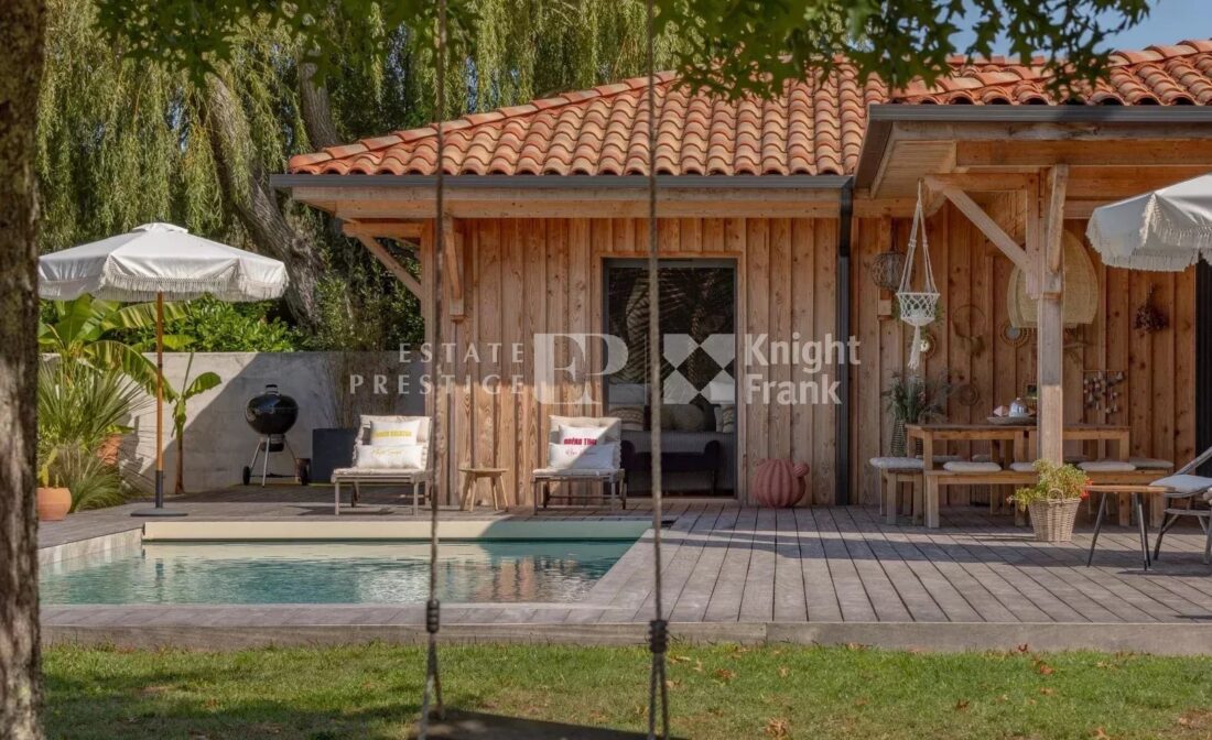 MIOS – Single-storey wooden villa with swimming pool and barn for conversion