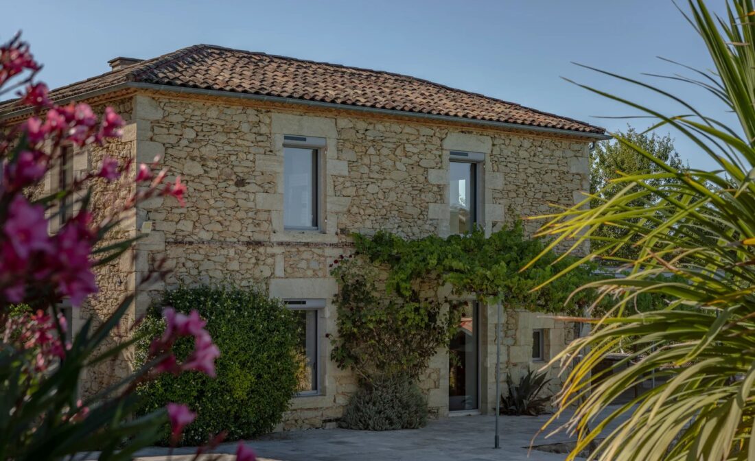 BORDEAUX – Charming stone property entirely renovated