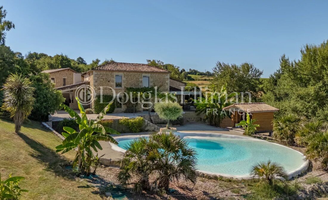 BORDEAUX – Charmante propriété en pierre entièrement rénovée