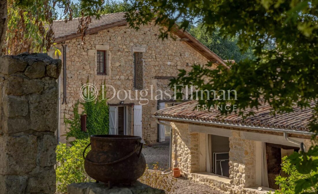 BORDEAUX – Charmante propriété en pierre entièrement rénovée