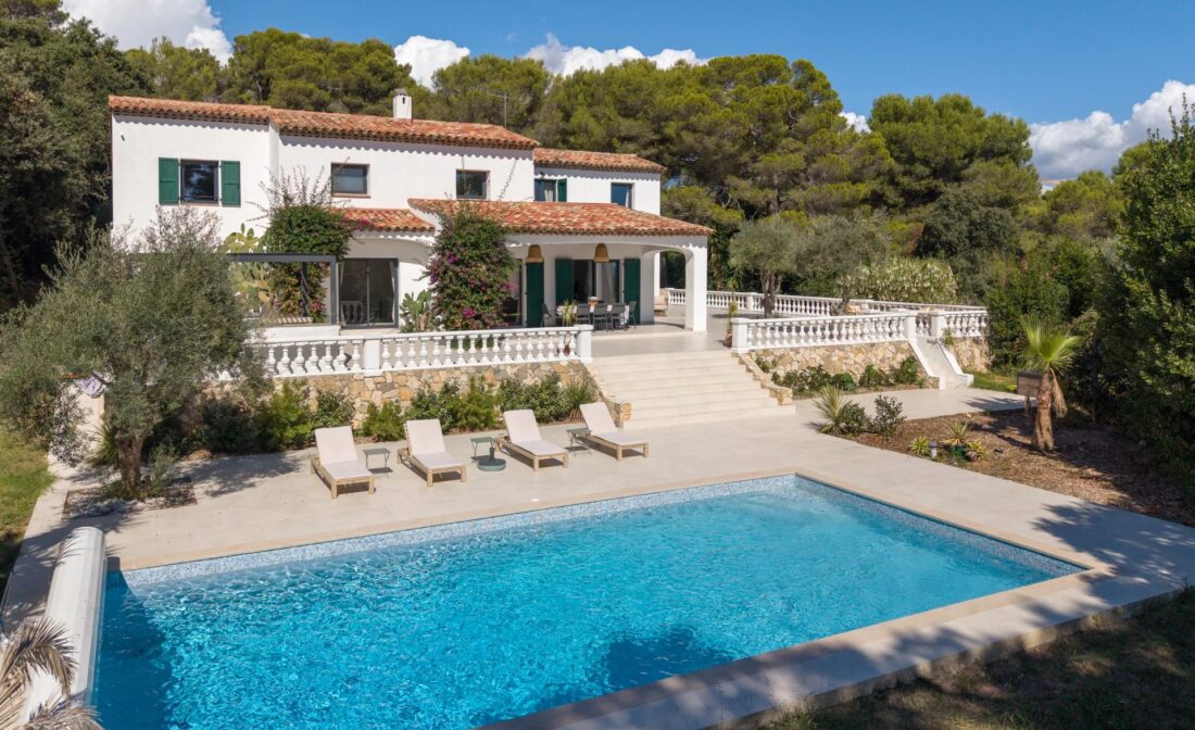 ANTIBES – Villa rénovée – Vue mer et calme absolu