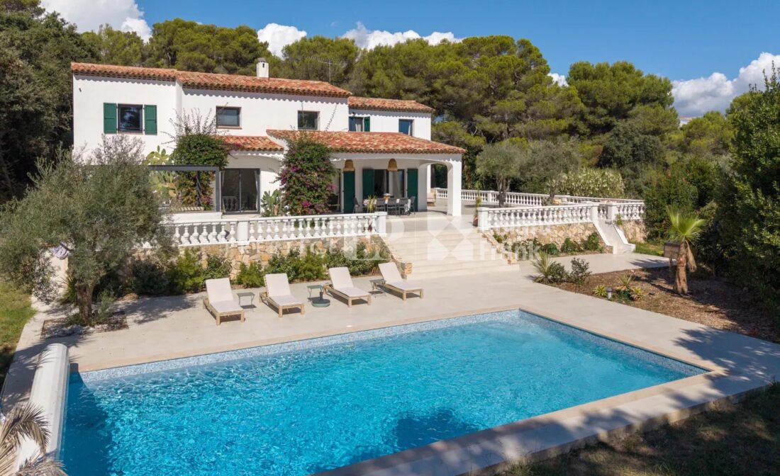 ANTIBES – Villa rénovée – Vue mer et calme absolu