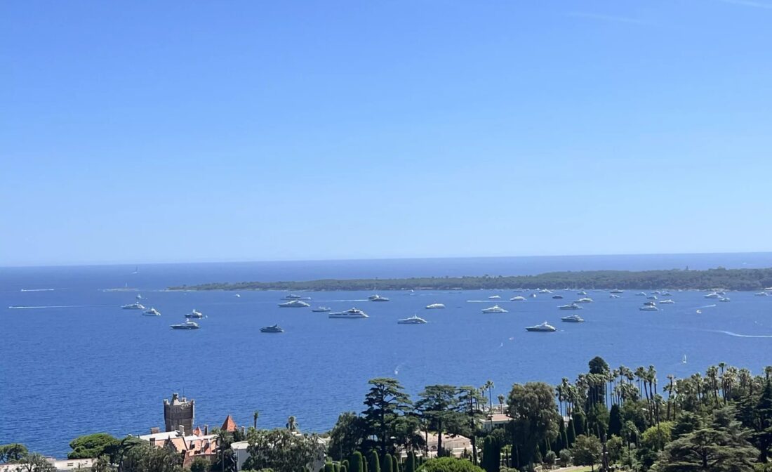 CANNES CALIFORNIE –  Beau trois pièces vue mer panoramique