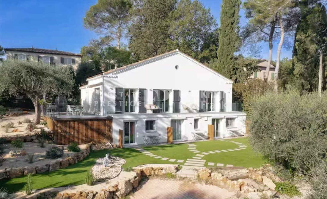 VALBONNE – À pied du village – Domaine sécurisé – 4 chambres plus studio indépendant pour invités – Piscine