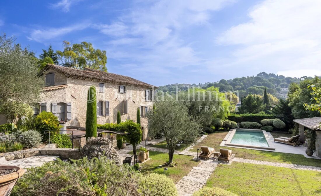 MOUGINS : Charmante Bastide en Pierre à Deux Pas du Centre-Ville