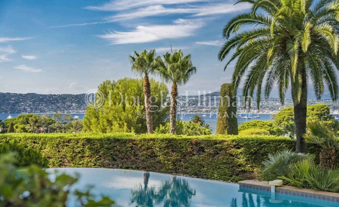 CAP D’ANTIBES – Villa  with sea views