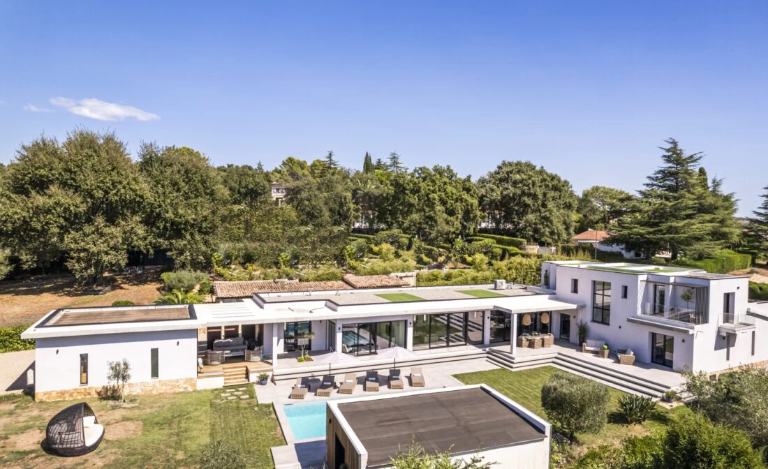 NEAR VALBONNE: Newly-built luxury villa with swimming pool and guest house