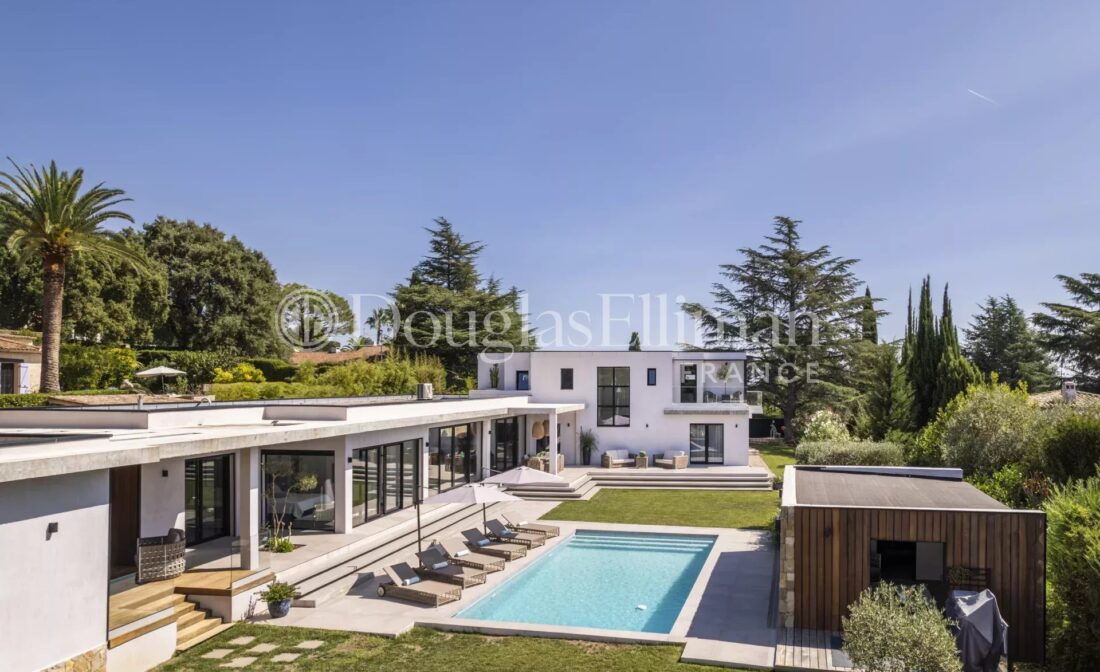 PROCHE DE VALBONNE : Villa de Luxe Récemment Construite avec Piscine et une Maison d’Invités