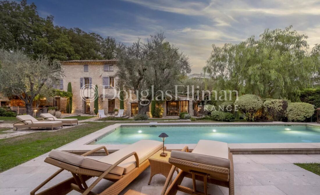 MOUGINS : Charmante Bastide en Pierre à Deux Pas du Centre-Ville