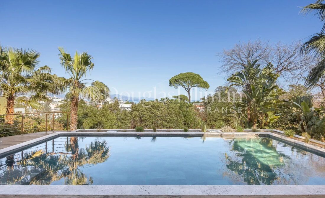 ANTIBES – Villa rénovée avec vue mer, piscine et jacuzzi