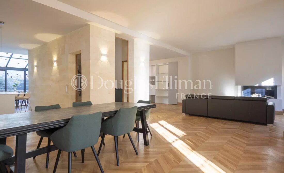 BORDEAUX- JARDIN PUBLIC / CHARTRONS – Maison de ville avec piscine