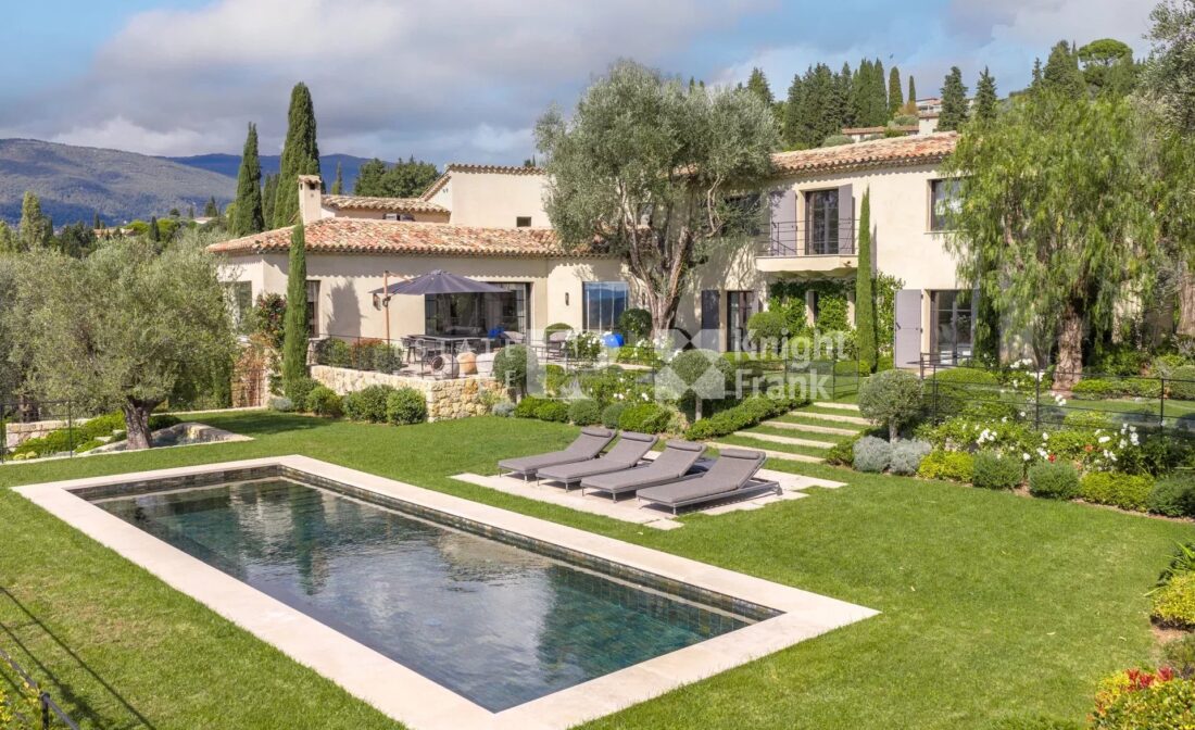 PROCHE VALBONNE – Villa d’exception avec vue mer et oliveraie