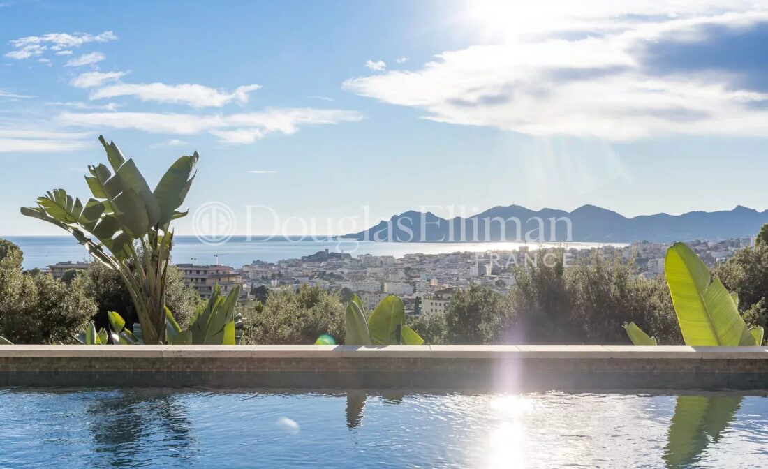 CANNES / LE CANNET – Superbe villa contemporaine avec vue mer panoramique
