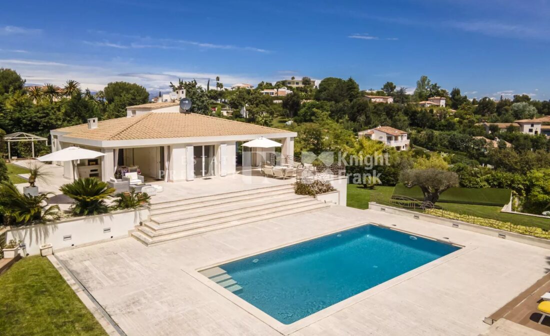 SUPER-CANNES – Villa familiale avec piscine dans quartier residentiel et aperçu mer